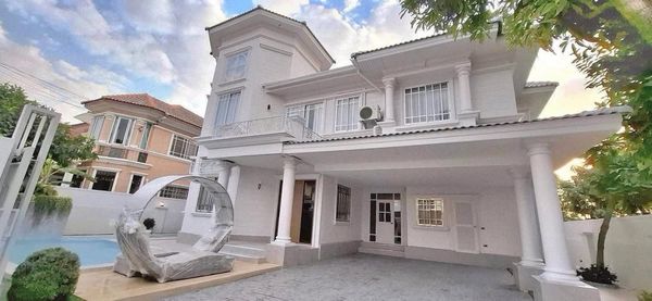 Modern Classic Luxury Pool Villa for Sale in North Pattaya, Near Sukhumvit Road and the Beach