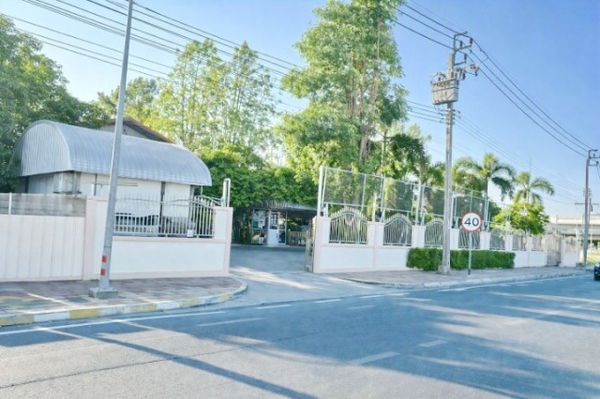 Ratchaphruek Bang Krang Land with building for rent on a main road 12rooms a canteen Near Triam Udom