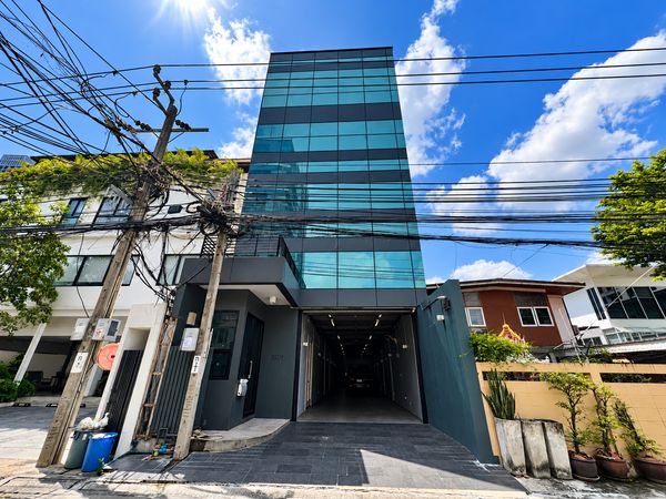 For Rent: 5-Storey Home Office with Private Elevator in Thonglor, Sukhumvit Approx. 900 sq.m. Usable Area | Private Elevator | Parking for 5–6 Cars