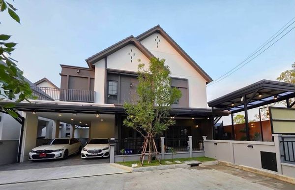ขายบ้านหรู Centro บางนา 4 ห้องนอน 400 ตรม. พร้อมเฟอร์นิเจอร์ 24.9 ล้านบาท