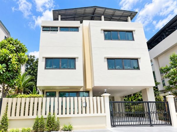 Adjacent to Central Chaengwattana-Panyapiwat. 4 story house 4-5bed 70 sq.wa Rent 31,999 Baht/month.