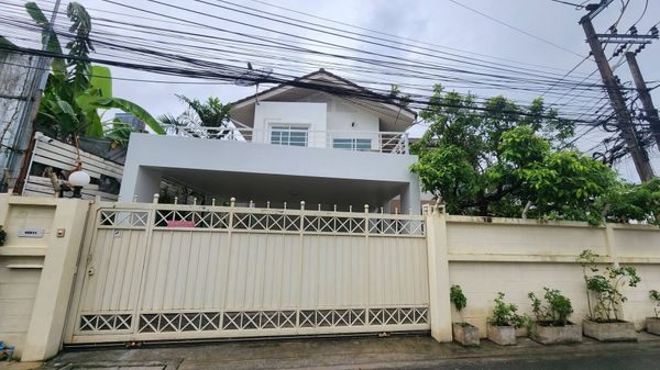 🔥 Amazing Price! House area Sukhumvit 49 2 Bed 4 Bath 180 sqm 80,000 Call 0968623850 🔥