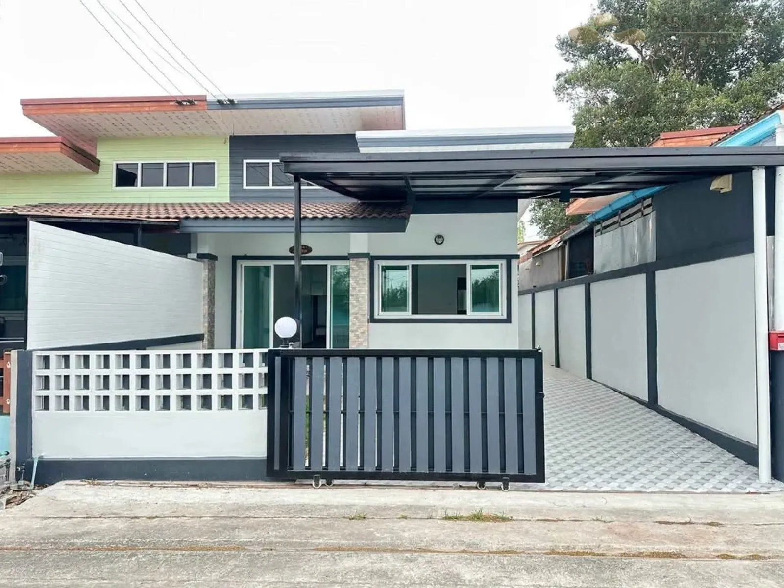 Modern Townhouse for Sale (Corner Unit) in Rong Po - Takhian Tia, Pattaya