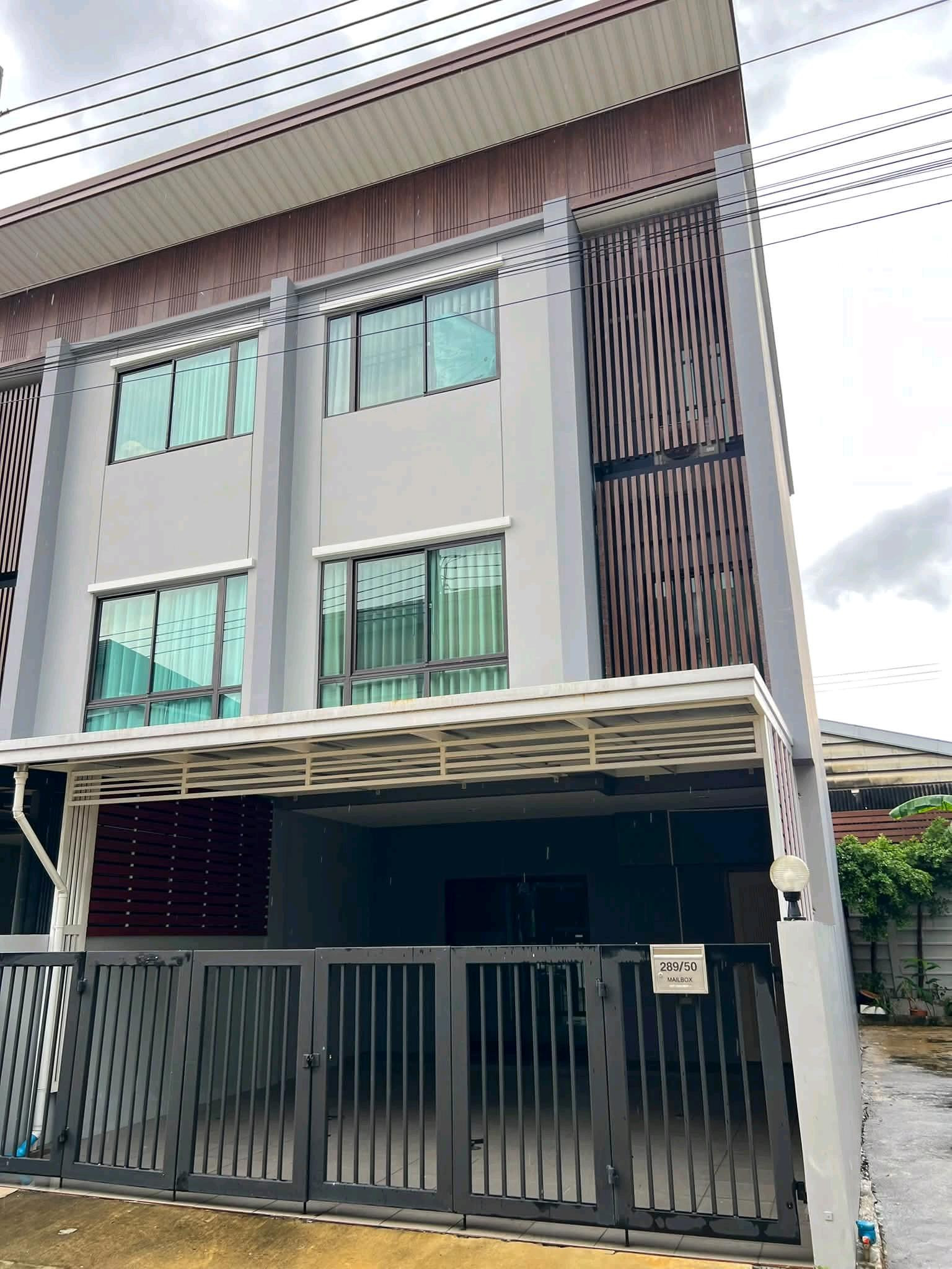 Townhome for rent, 3 floors, corner unit | SIRIHOUSE Ratchada 18, rent 50,000 baht/month, near the BTS and subway • MRT Lat Phrao 71 • MRT Huai Khwang • MRT Sutthisan Townhome for rent, 3 floors, corner unit | SIRIHOUSE Ratchada 18, rent 50,000 baht/month, near the BTS and subway • MRT Lat Phrao 71 • MRT Huai Khwang • MRT Sutthisan