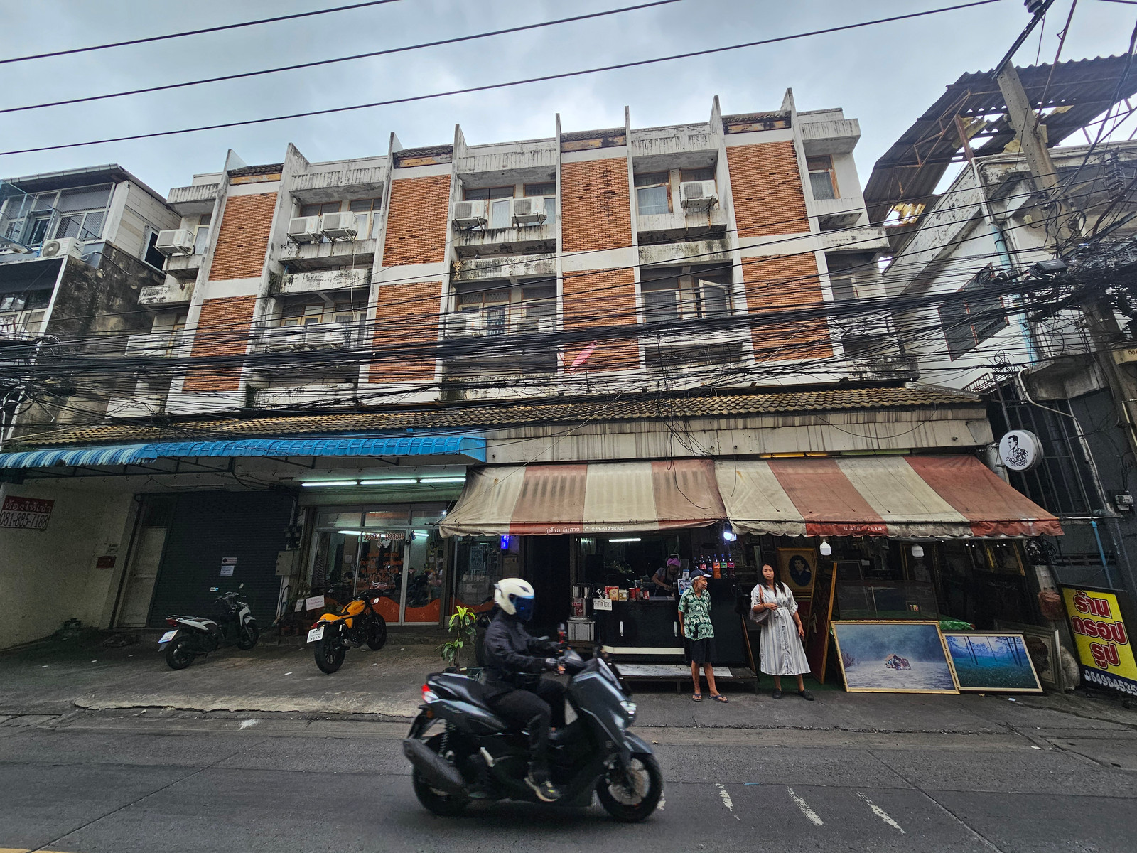 Commercial building for sale, prime location Located only 350 meters from Huai Khwang market, investors who see an opportunity should not miss it.