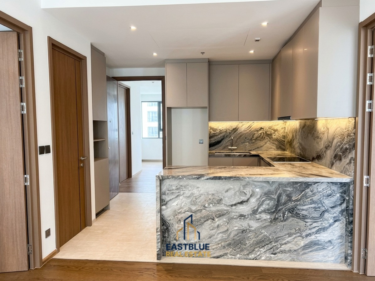 Golden opportunity! 🏡 Via Ari, 2 bedroom condo layout, extra large living room with U-shaped kitchen.