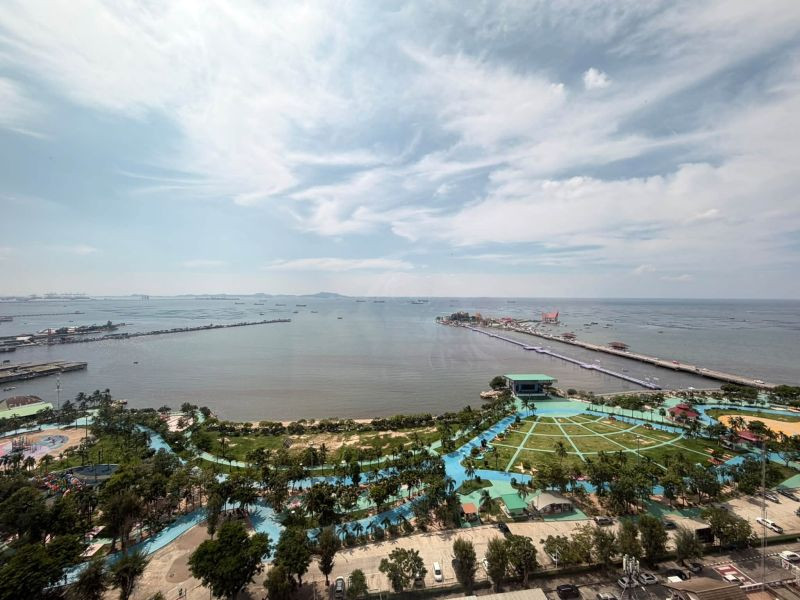 For Rent: Ladda Plus Sriracha, 20th floor. Features a full, unobstructed sea view of Koh Loi. Fully furnished—just bring your suitcase and move right in.