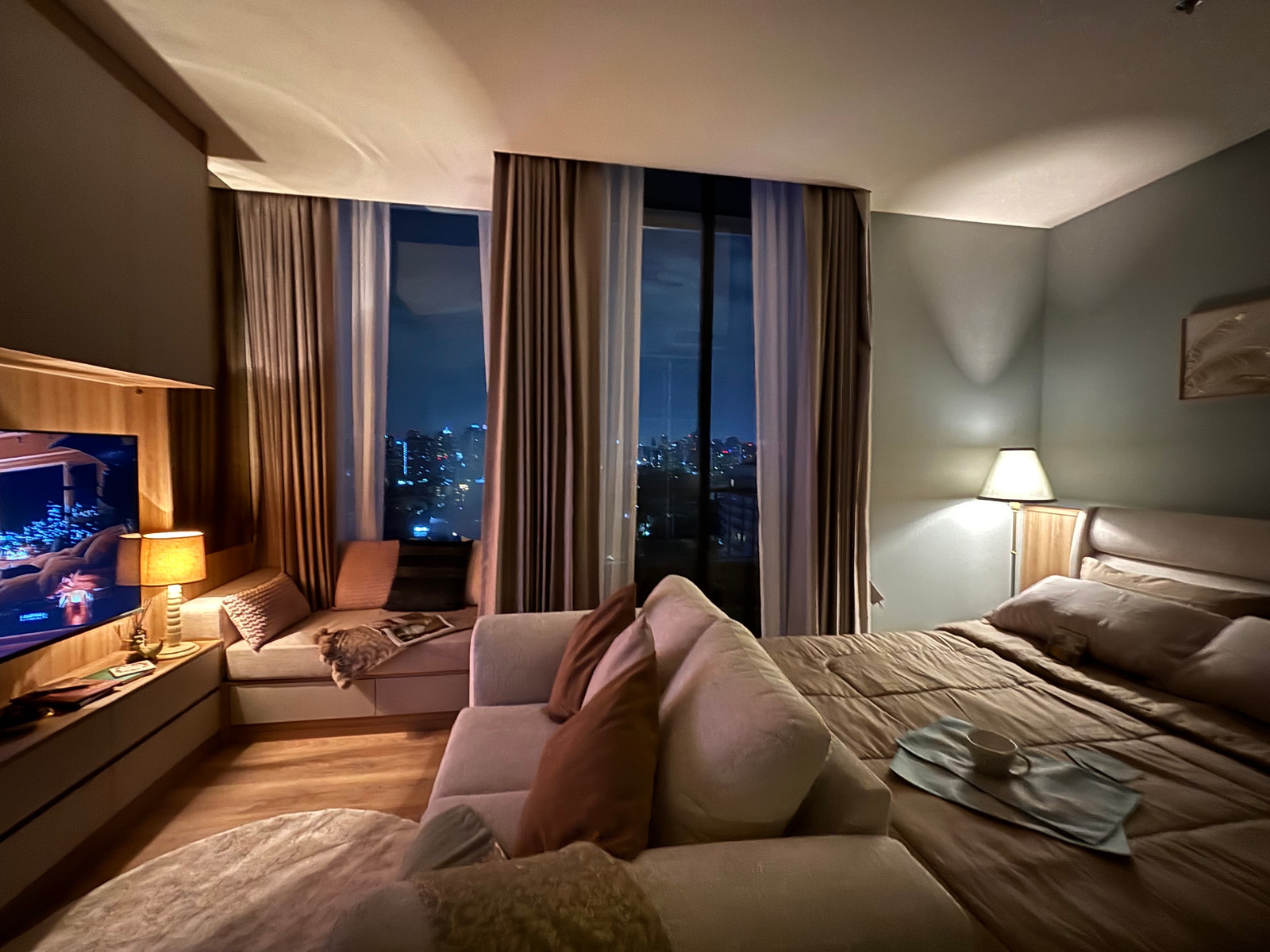 [: FOR RENT] ✨ Noble Form Thonglor ✨ 1 Bed High Ceiling with Daybed สไตล์ Cozy & Homey อบอุ่นเหมือนอยู่บ้าน แต่งสวยบิ้วอินเต็มทุกฟังก์ชัน ห้องใหม่ วิวเมืองกลางทองหล่อ  – รูปที่ 4