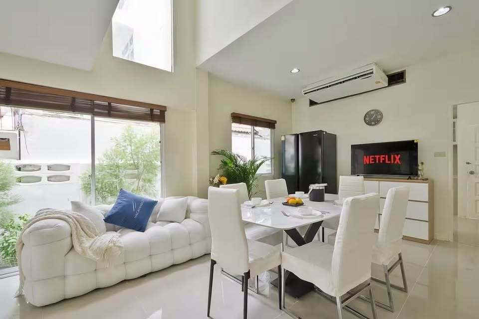 For Rent Townhouse  4-Bedroom at Moo Bann Klang Krung Thonglor Near BTS Thong Lo Furnished and Ready to move in.  – รูปที่ 2