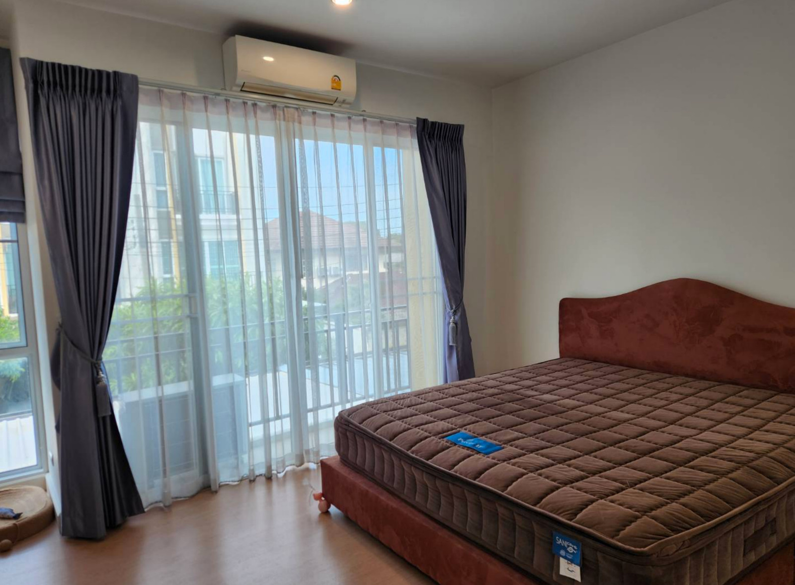 3-story townhome for sale, Flora Tiwanon project, near the BTS, quiet, ready to move in.