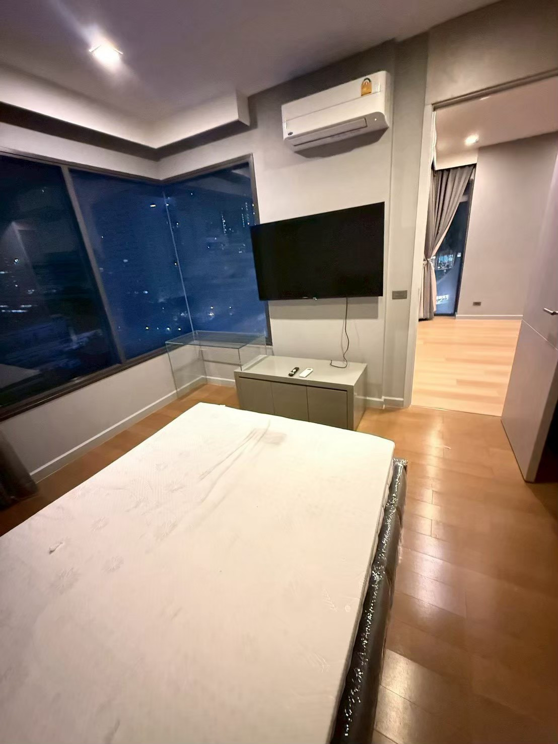 🏙️2 bedrooms in the heart of the city, only 10 million baht!** ✨ M Phayathai