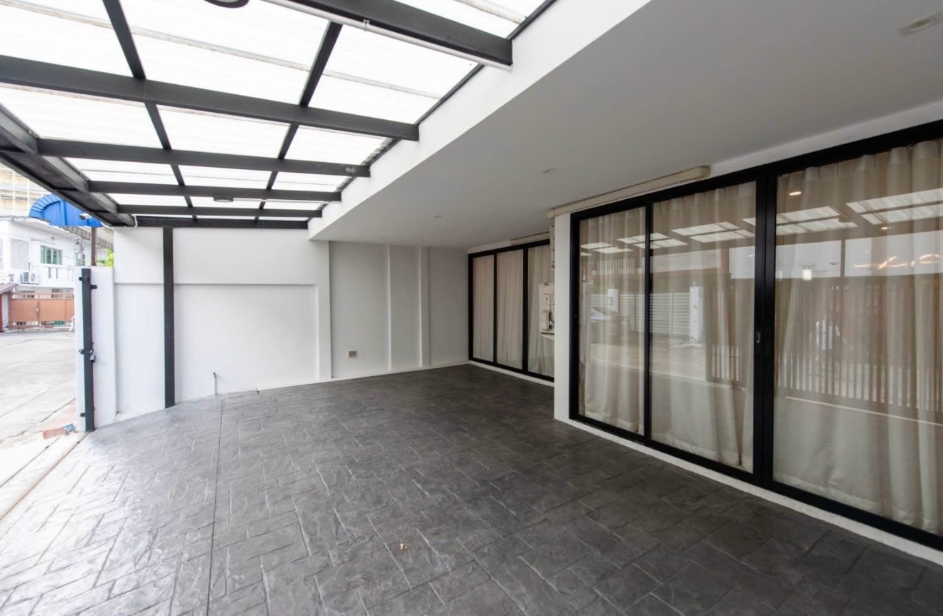 Townhouse for rent, 5 bedrooms, fully furnished, with PRIVATE ONSEN, in the heart of Ekkamai - Thonglor - Prakanong. – รูปที่ 2