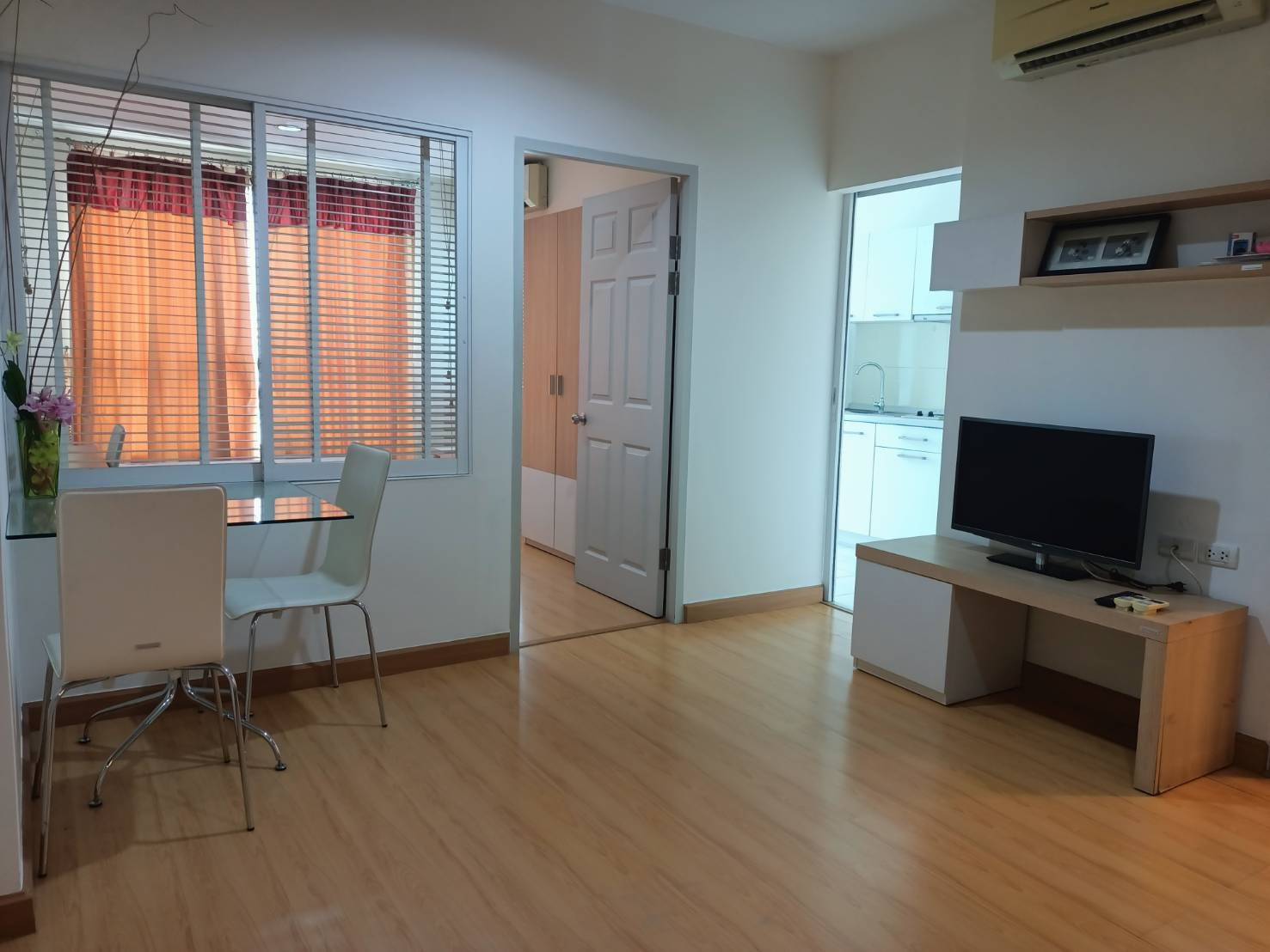 For rent at Life @ Ratchada Sutthisarn, size 41 sq m, 1 bedroom. Please contact to see the room at 0955498236