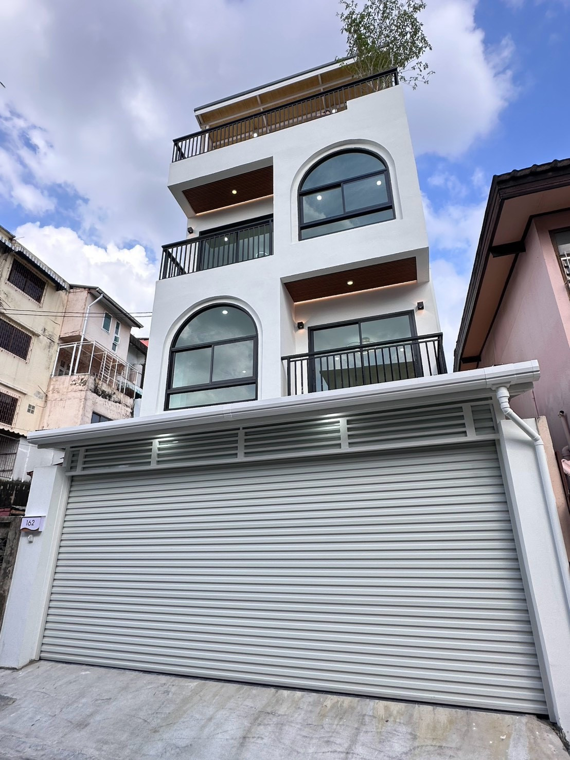 R530 🔥 Townhome with a detached-house feel! No shared walls or roofs with neighbors. Near MRT Huai Khwang. Only 8.69 million.
