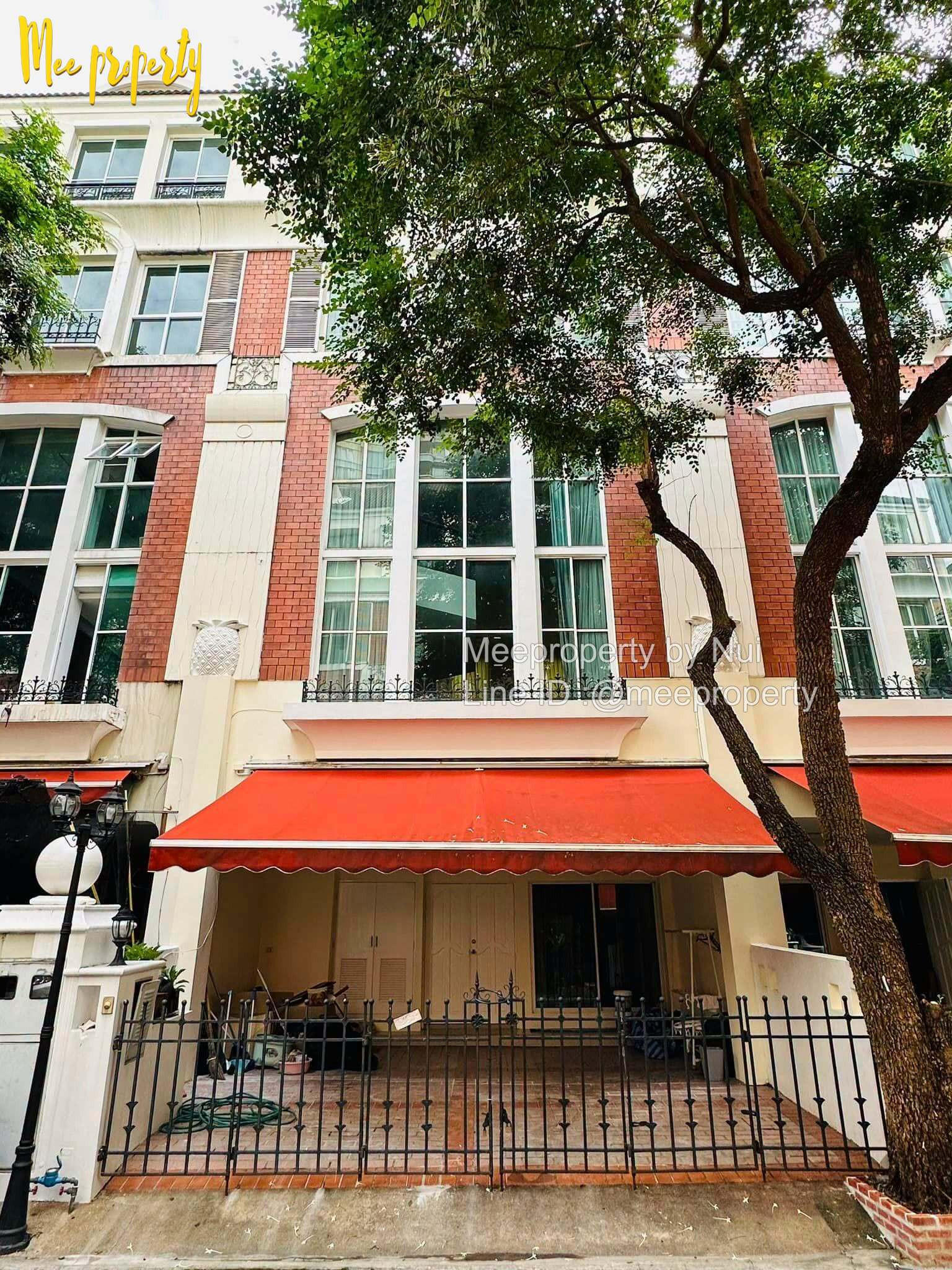 #For rent, luxurious 4-story townhome in the heart of Thonglor, opposite J-Avenue!   Village Klang Krung Thonglor (Sukhumvit 55), usable area approximately 300–400 sq m. ME-320
