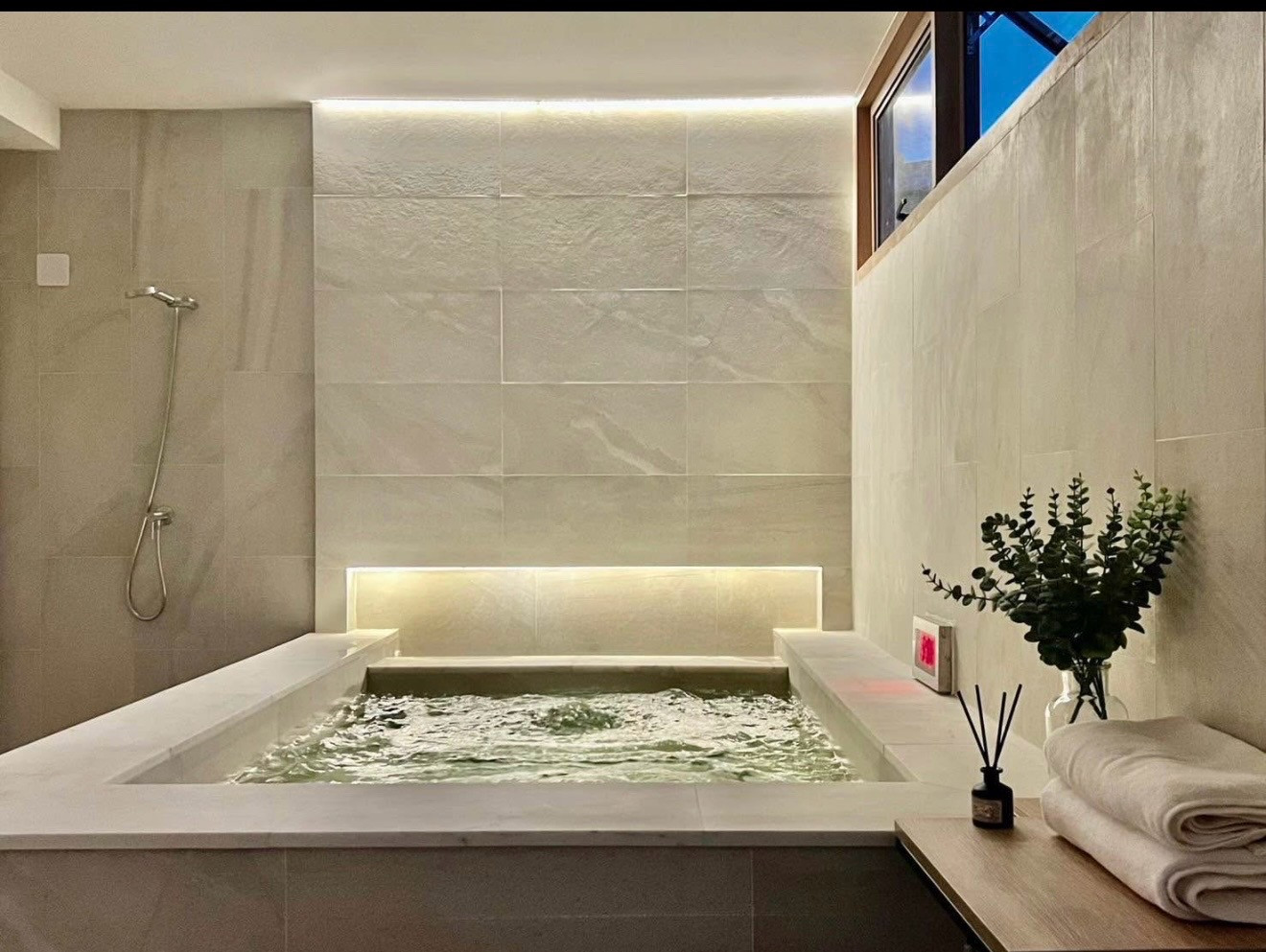Townhouse for rent, 5 bedrooms, fully furnished, with PRIVATE ONSEN, in the heart of Ekkamai - Thonglor - Prakanong. – รูปที่ 3
