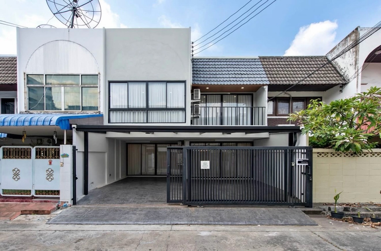 Townhouse for rent, 5 bedrooms, fully furnished, with PRIVATE ONSEN, in the heart of Ekkamai - Thonglor - Prakanong. Townhouse for rent, 5 bedrooms, fully furnished, with PRIVATE ONSEN, in the heart of Ekkamai - Thonglor - Prakanong.