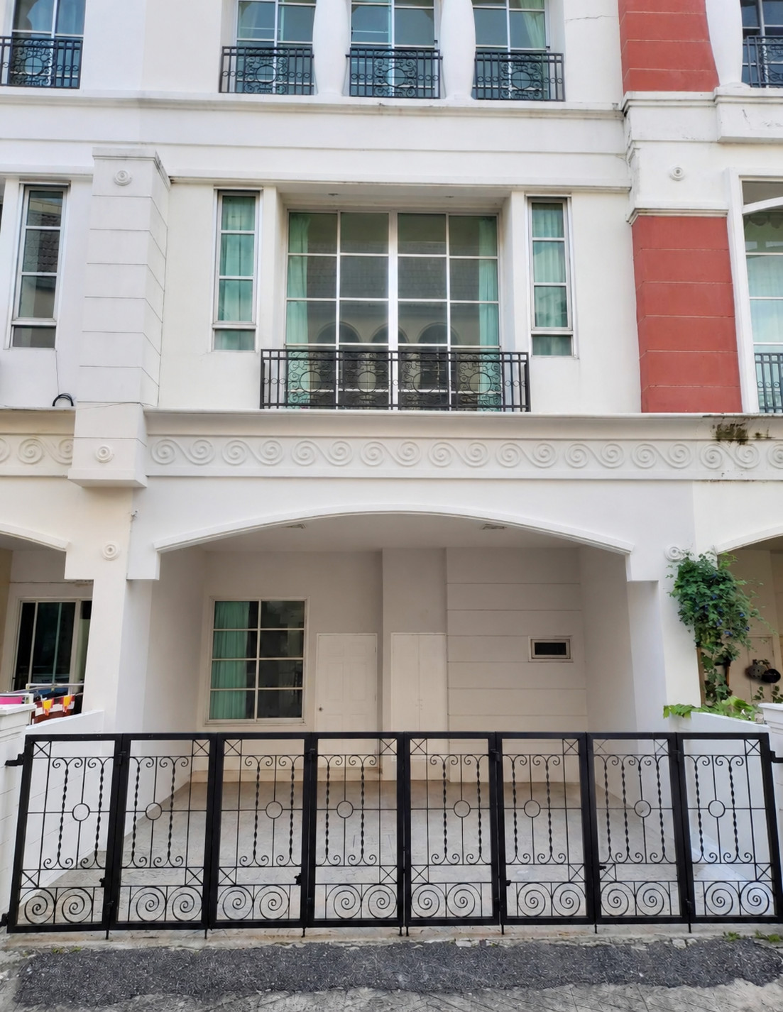 Townhome for rent Nanthaya Village Soi Chaloem Phrakiat Rama 9, Soi 19, near Seacon Square, Srinakarin
