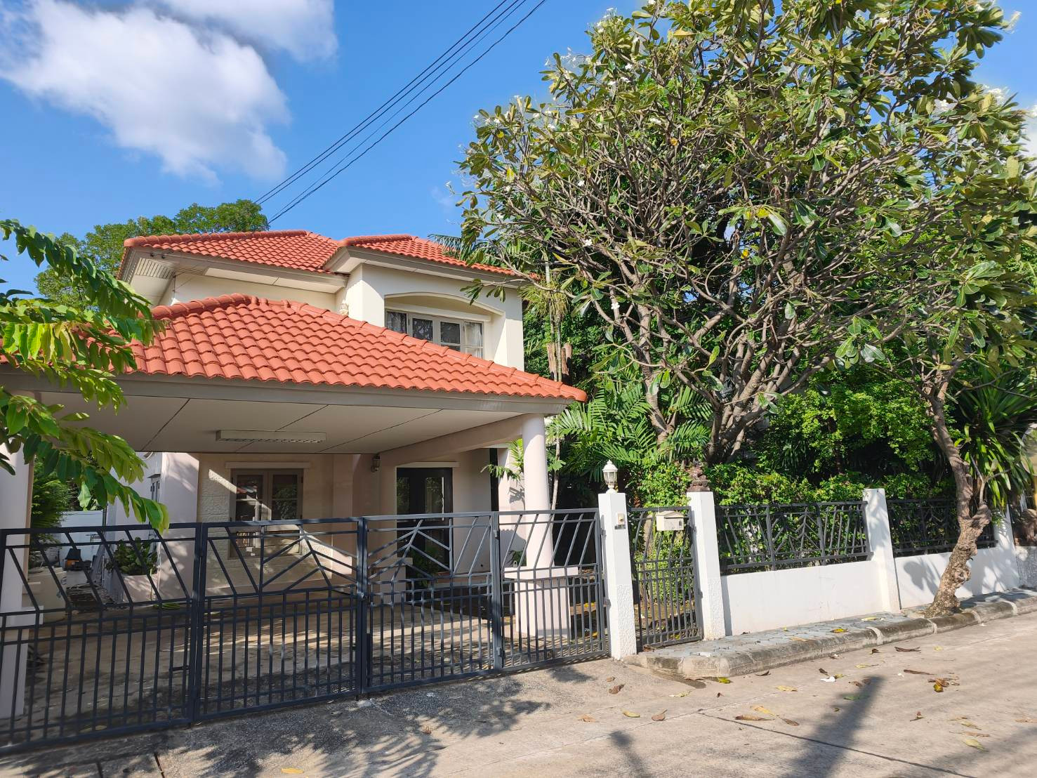 Urgent sale! Very cheap, no flooding, detached house, 3 bedrooms, 3 bathrooms, 63.6 sq m, decorated, ready to move in. Sireen House Watcharapol Village, shady, good location, convenient travel, close to the expressway and BTS.