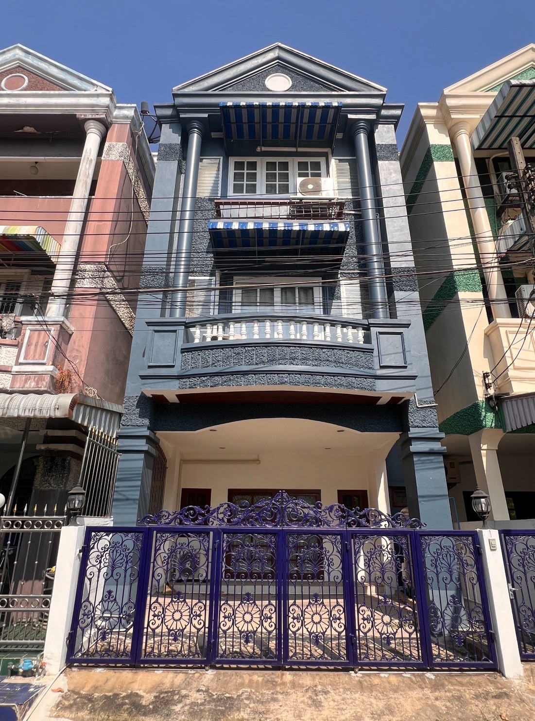 เช่า บ้านทาวน์เฮ้าส์ใหญ่3ชั้น Renovate ใหม่