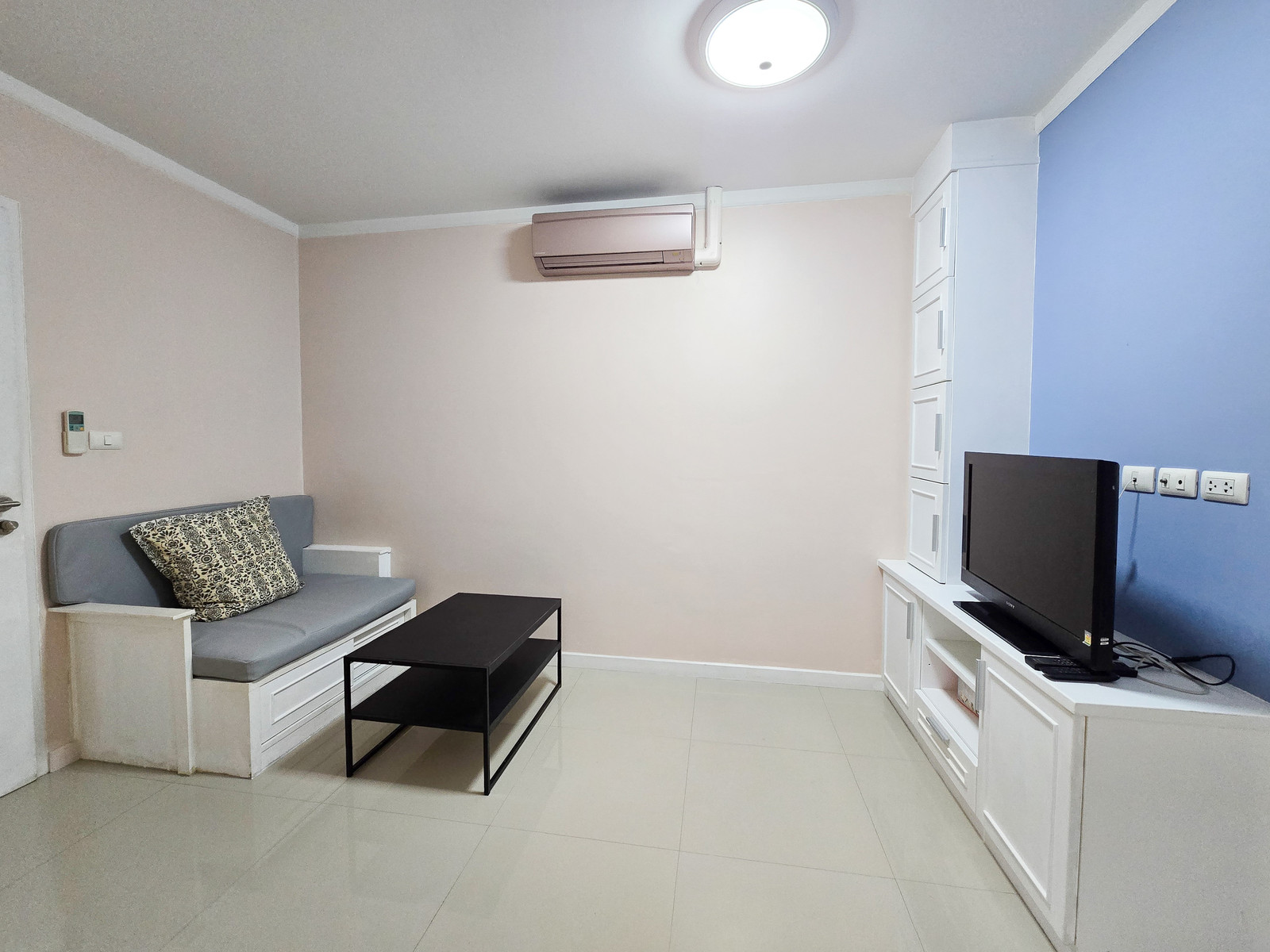 Condo for rent SENSE OF LONDON, size 30 sq m., beautiful room, ready to move in, near BTS Bearing 7-11, easy to find things to eat. Condo for rent SENSE OF LONDON, size 30 sq m., beautiful room, ready to move in, near BTS Bearing 7-11, easy to find things to eat.