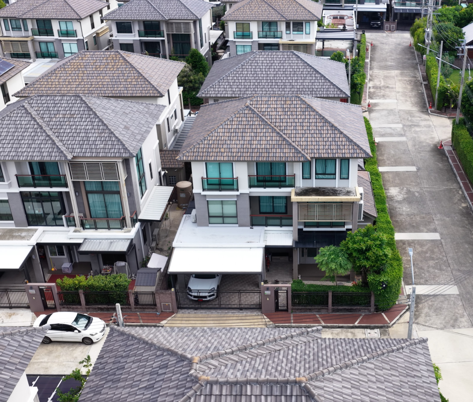 Luxurious 3-storey detached house, large house, 55.5 square wah, Passorn Songprapa-Don Mueang project, 5 bedrooms, 7 bathrooms, corner house, additional decoration for 6 million.