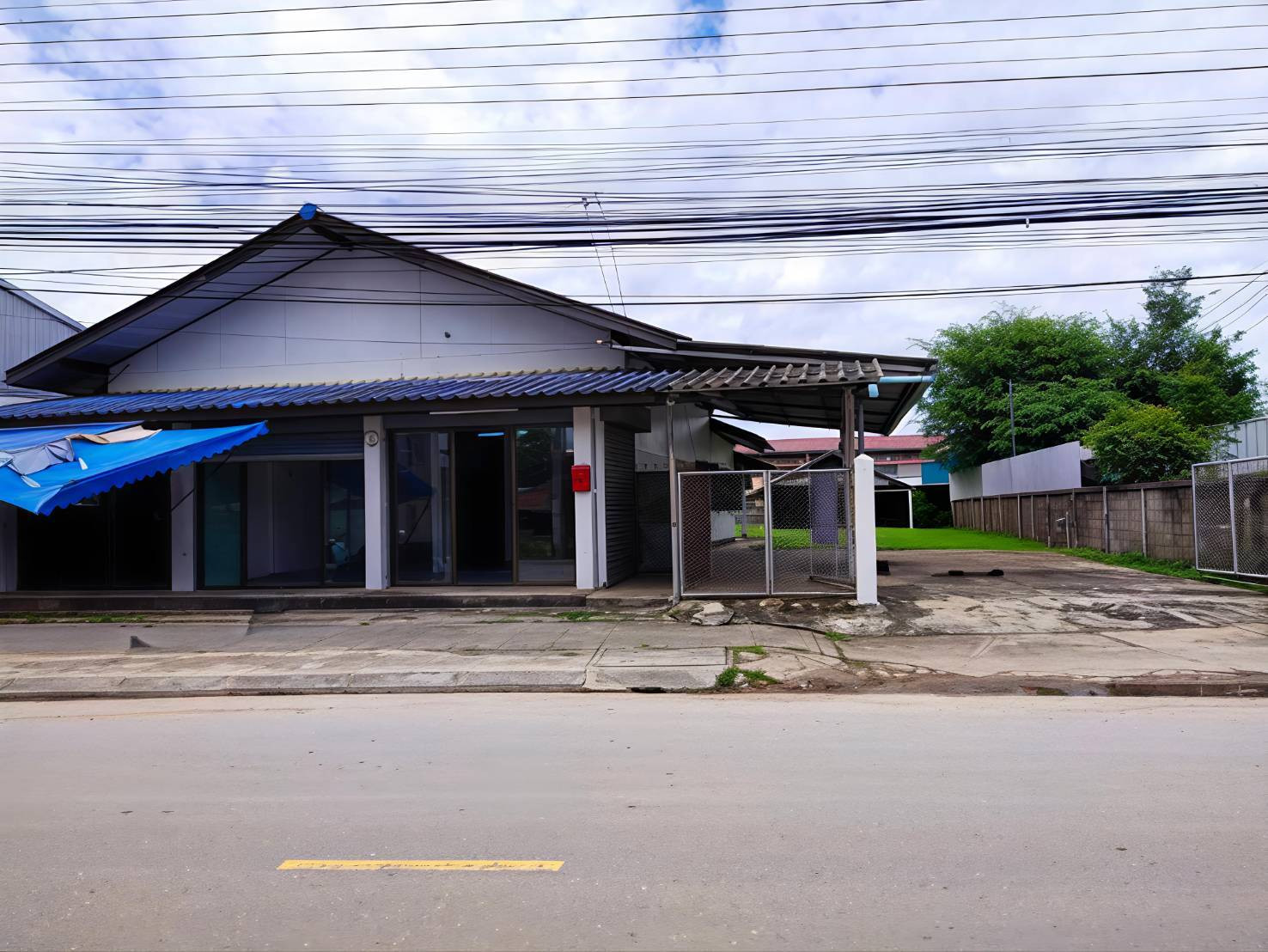ขายด่วนบ้านเดี่ยวพร้อมที่ดินแปลงใหญ่ 368 ตร.ว. ติดตลาดปากทางเจริญเมือง อ.พาน จ.เชียงราย ทำเลค้าขาย ราคาต่ำกว่าประเมิน กู้ได้เต็ม