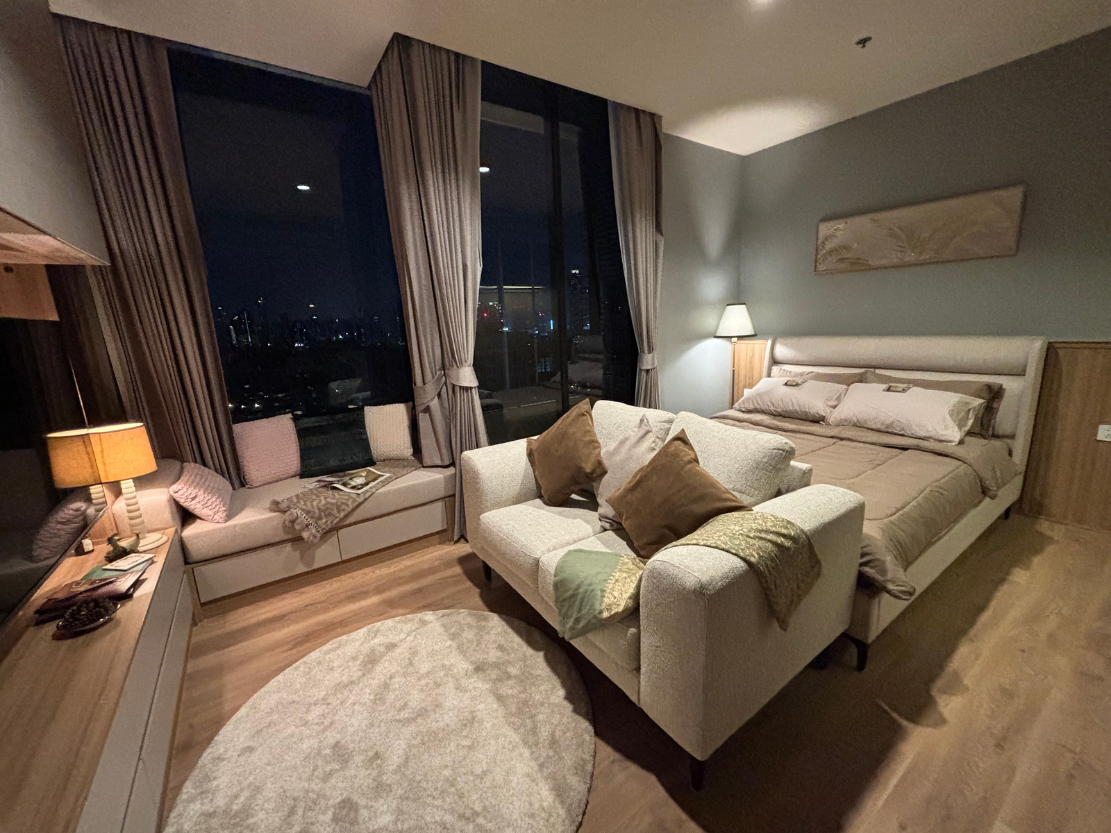 [: FOR RENT] ✨ Noble Form Thonglor ✨ 1 Bed High Ceiling with Daybed สไตล์ Cozy & Homey อบอุ่นเหมือนอยู่บ้าน แต่งสวยบิ้วอินเต็มทุกฟังก์ชัน ห้องใหม่ วิวเมืองกลางทองหล่อ 