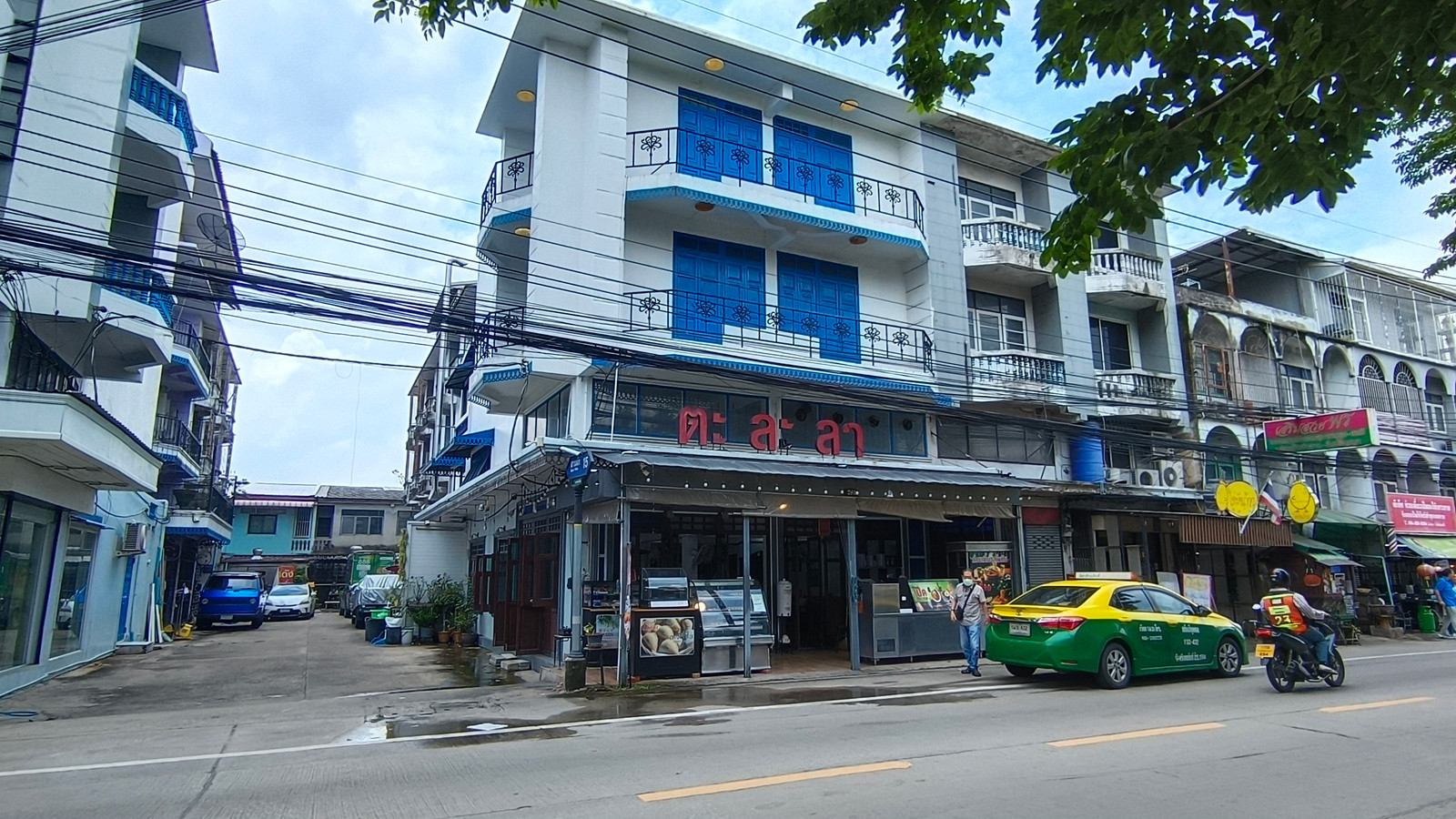 Urgent Sale: Corner commercial building on Suan Phak Road.