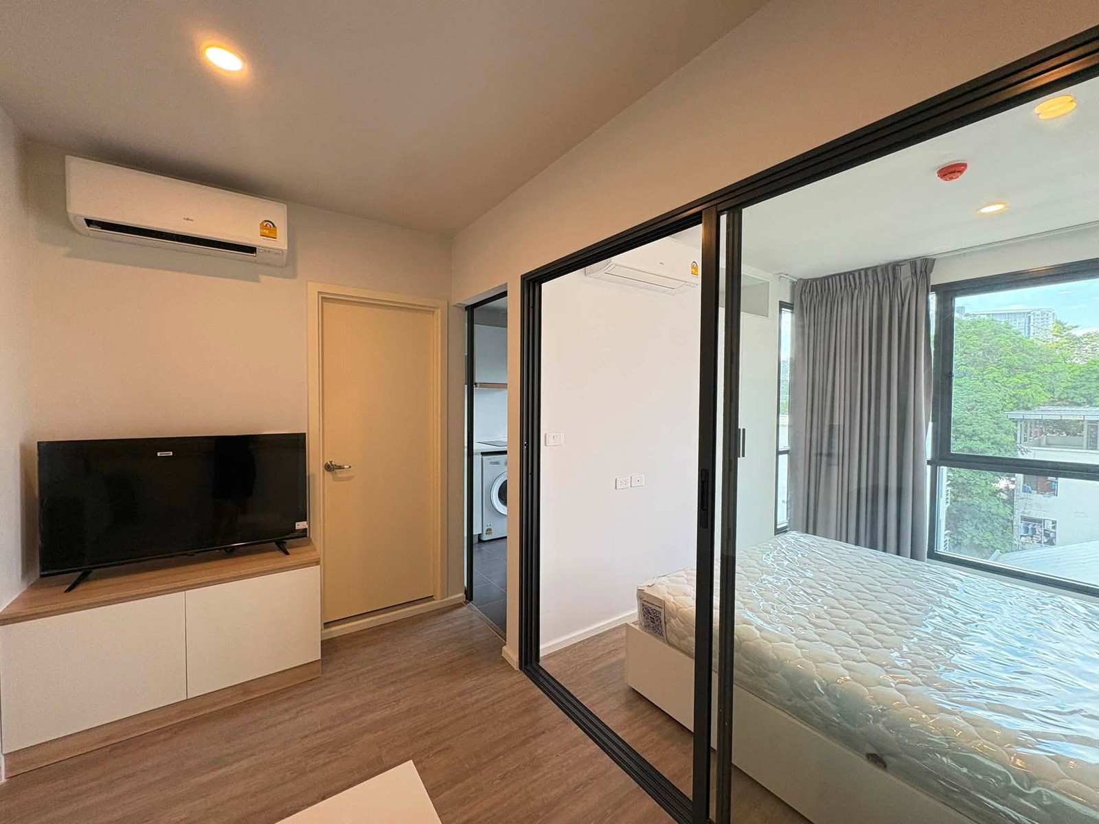 Blue Sukhumvit 89 / Blue Sukhumvit 89 Blue Sukhumvit 89 / Blue Sukhumvit 89