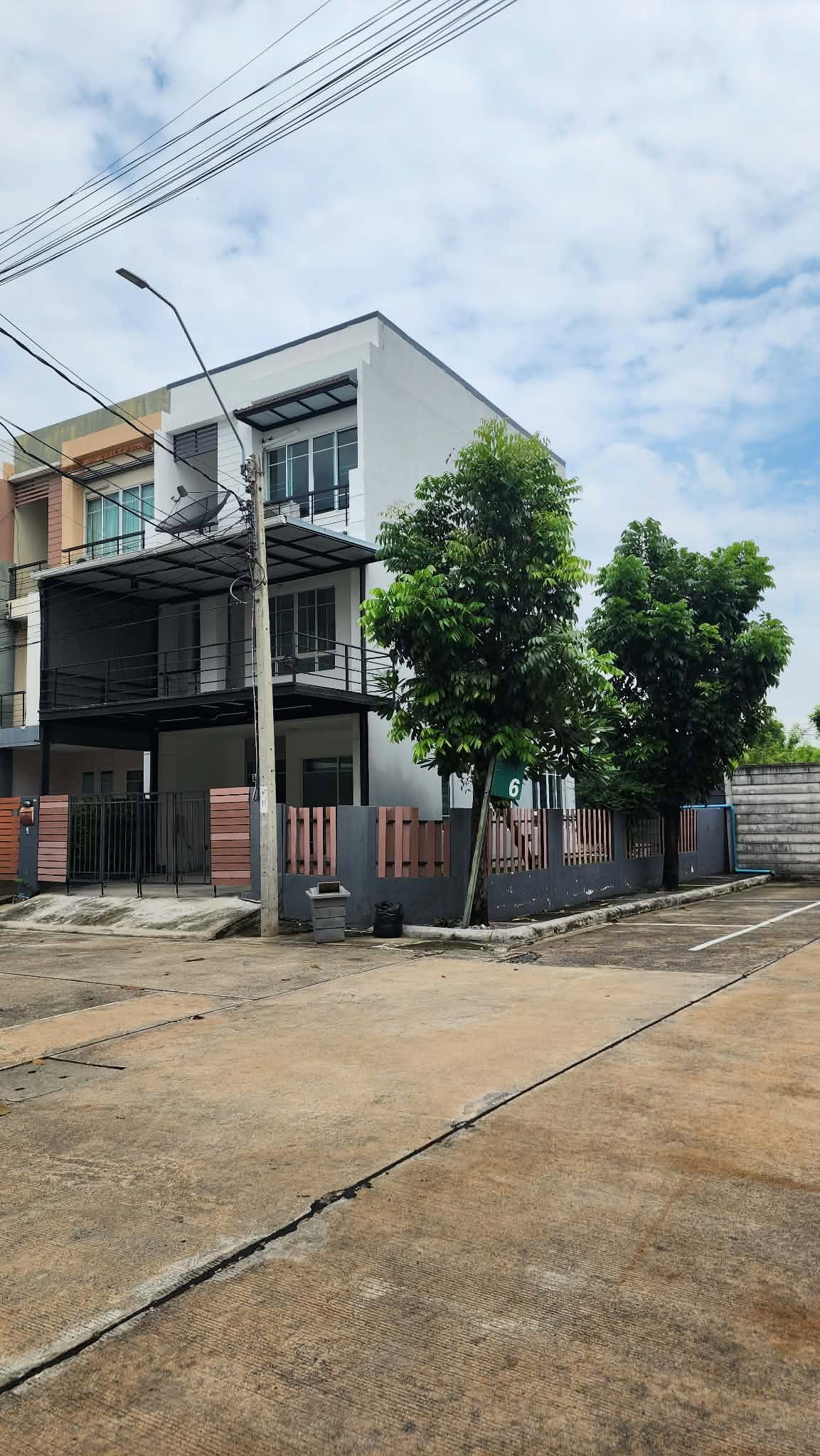 For rent, The Plant City Sathorn project, townhome, 3 floors, land 31.4 sq m, corner house, 3 bedrooms, 3 bathrooms, next to Kanlapapruek Road, near HomePro Kanlapapruek. For rent, The Plant City Sathorn project, townhome, 3 floors, land 31.4 sq m, corner house, 3 bedrooms, 3 bathrooms, next to Kanlapapruek Road, near HomePro Kanlapapruek.