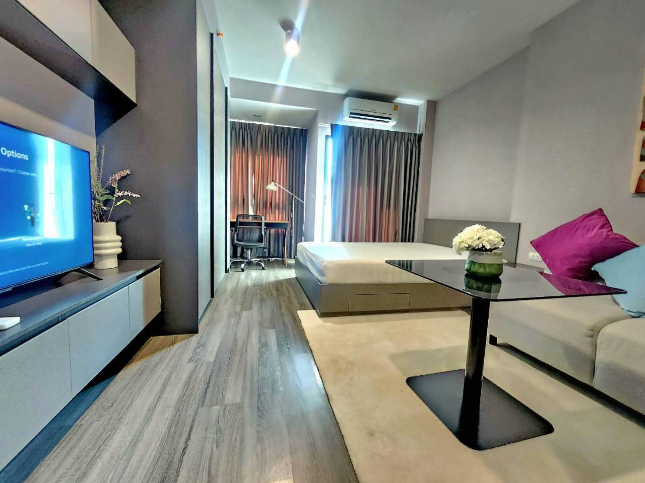 IDEO CHULA SAMYAN studio room ready to move in New furniture, beautiful room, excellent security system. IDEO CHULA SAMYAN studio room ready to move in New furniture, beautiful room, excellent security system.