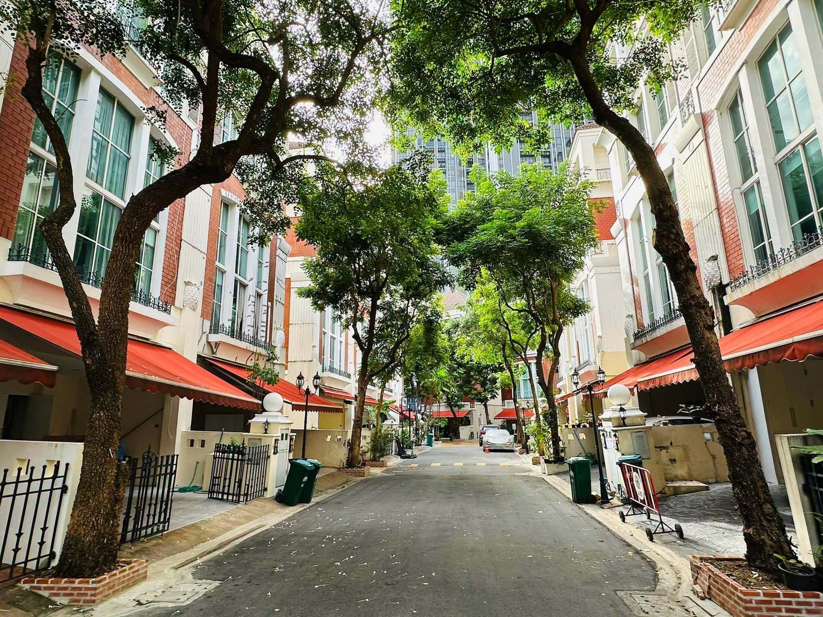 For Rent Townhouse  4-Bedroom at Moo Bann Klang Krung Thonglor Near BTS Thong Lo Furnished and Ready to move in. 