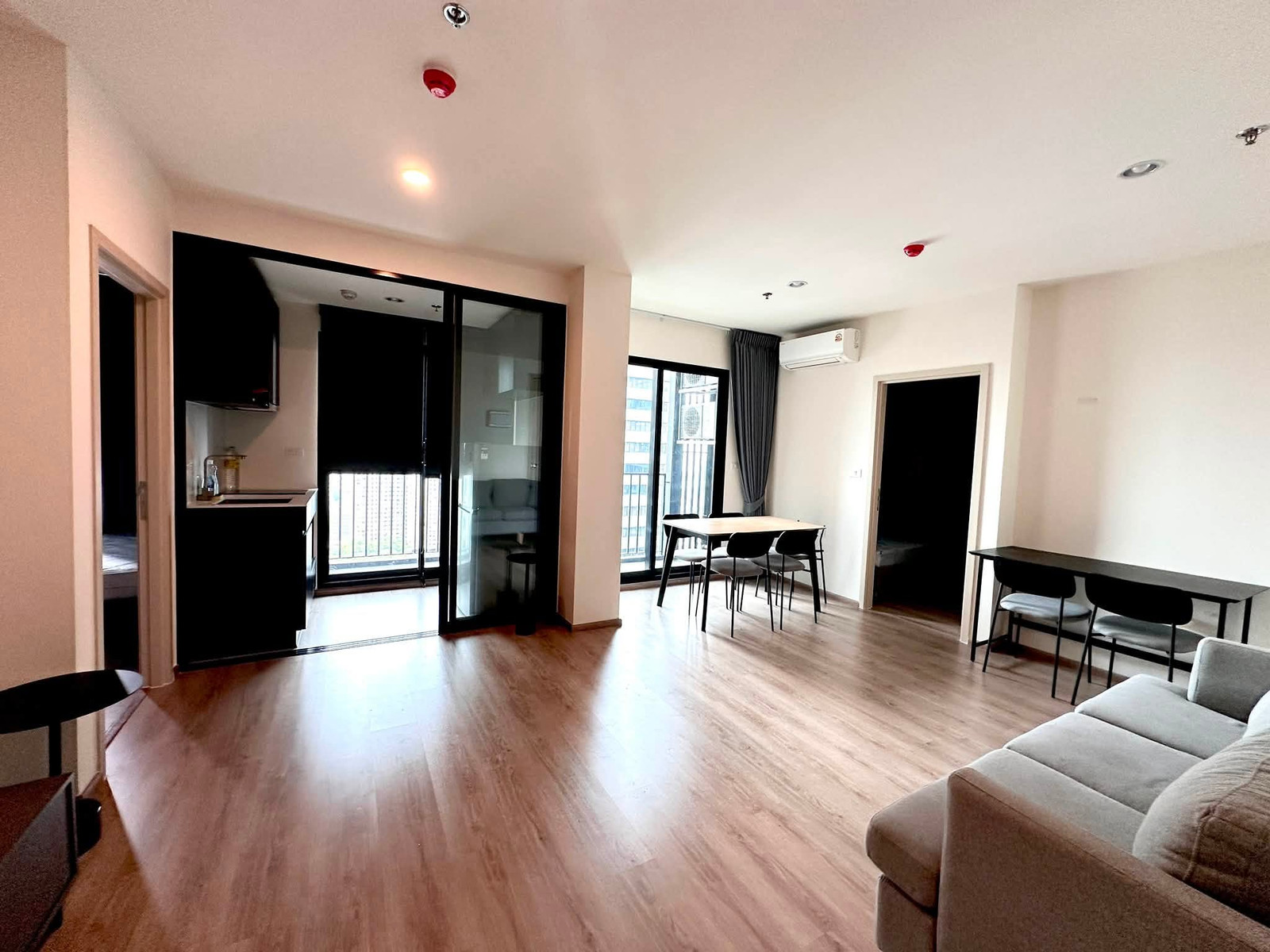 For rent, Nue District R9, corner room, 17th floor, near MRT Central Rama 9.