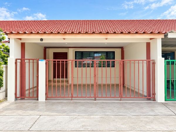 PrachaUthit this newly renovated single-story Ramkhamhaeng17-25 Sriwara townhome for rent offers a garden view. Features 1 bed