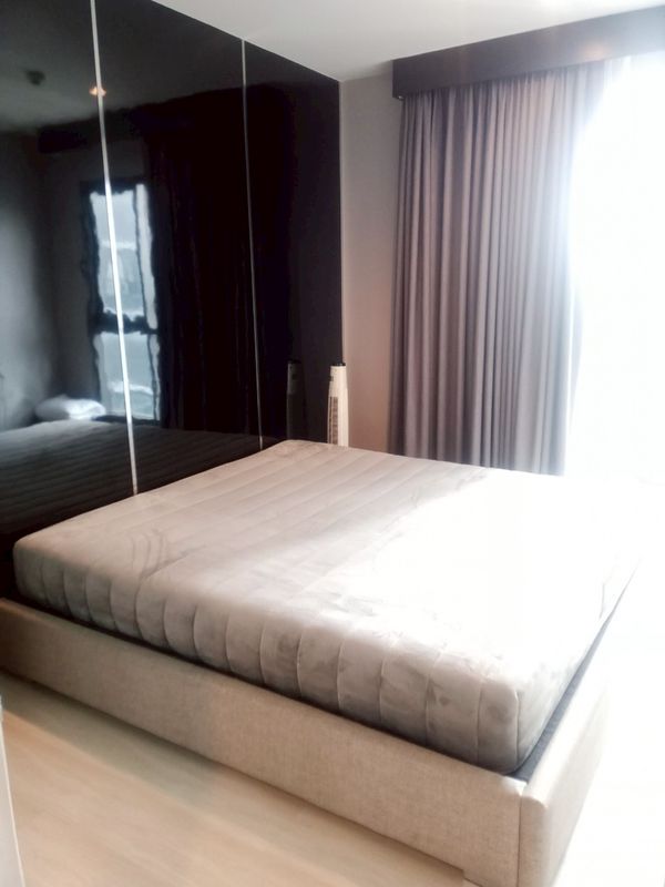 P-56644 ✨ ห้องสวยสไตล์โมเดิร์น เฟอร์ครบ มีเครื่องซักผ้าอบผ้า! Life Sukhumvit 48 ขนาด 38 ตร.ม. 18,000.-/เดือน Line@easythaihome 085-592-2897 [รายละเอียดทรัพย์] 🏷️ ราคาเช่า: 18,000 บาท / เดือน 📐 พื้นที่ใช้สอย: 38 ตร.ม. 🛋️ ประเภทห้อง: 1 ห้องนอน 1 ห้องน้ำ