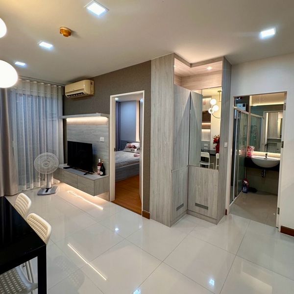 For rent: Airlink Residence Romklao-Suvarnabhumi, Building 5, Floor 6, beautiful room, 35 sq m, fully furnished, 12,500 baht/month.
