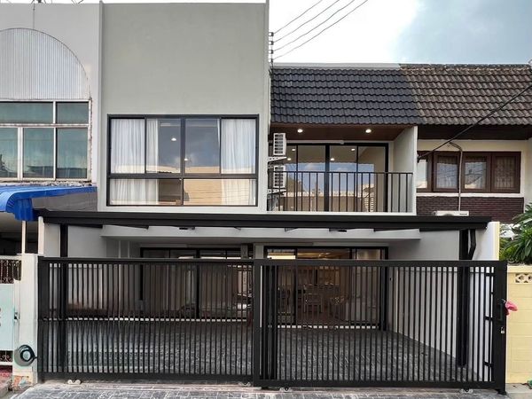 ✨🏡Townhouse Ekkamai 22 Pridi Banomyong 41 🚆near BTS Phra Khanong, newly renovated with private onsen🛁