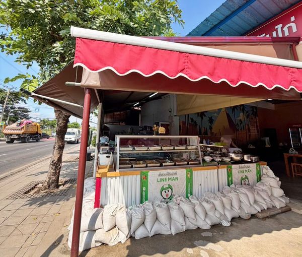 Rice and curry restaurant for rent, Sukhapiban 5, opposite Big C. Ready to open for sale.