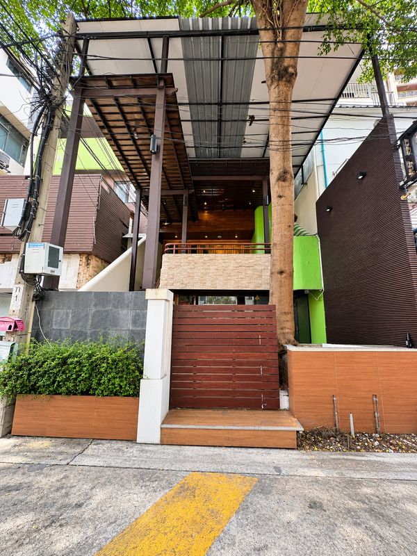 Shophouse For Rent in Phrom Phong 5 min walk to BTS and Emquartier
