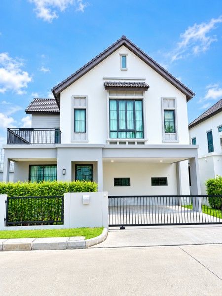 3-Bedroom Mansion for Rent Sansiri Krungthep Kreetha Animal Hospital 24hrs in front of the village.