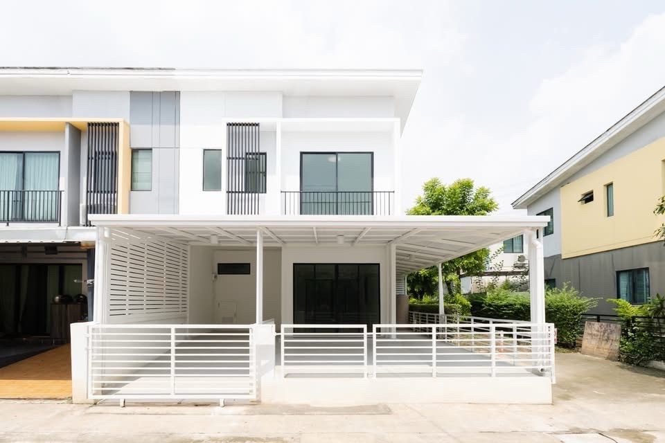 Corner townhome A quick refresh. Ready to move in, Suan Luang On Nut location, low price.