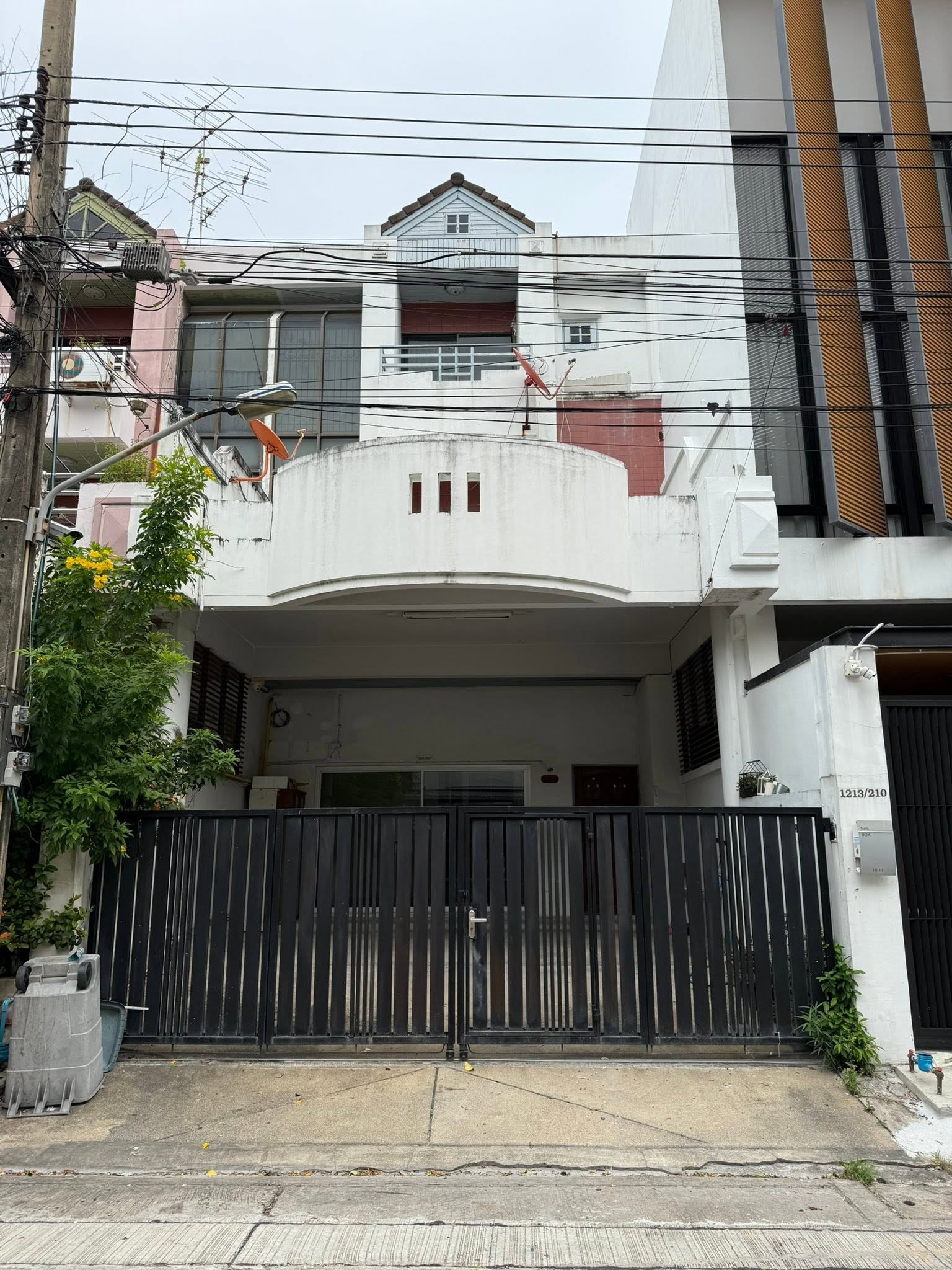 3-story townhouse for sale, Sriwara Town in Town, Soi 8/2, 32.5 sq m, 4 bedrooms, 5 bathrooms, parking for 2 cars.