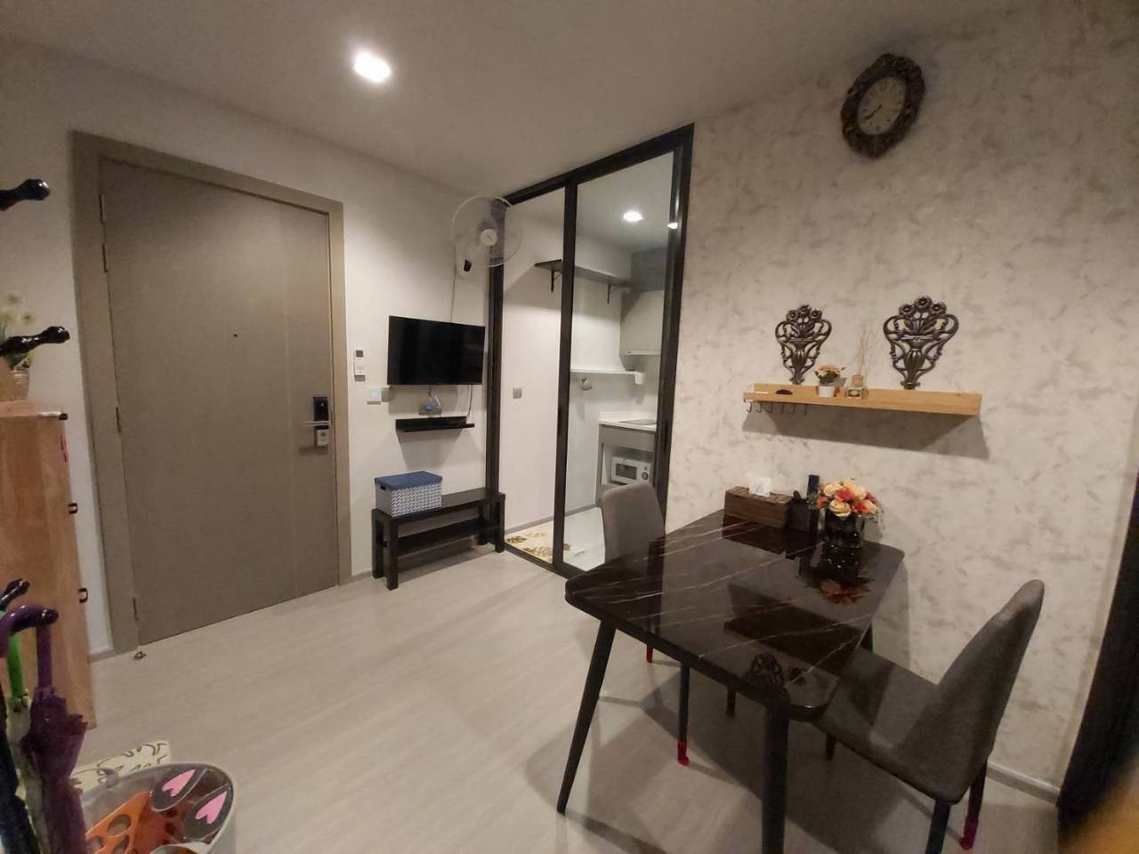 📍✨ Life Asoke Rama 9 | For Rent 🏡✨ Modern condominium in the Rama 9 area, offering convenient city living with easy access to MRT, shopping malls, office buildings, restaurants, and lifestyle destinations. 🌆🚇