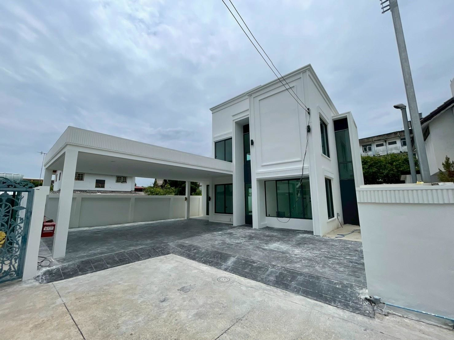Corner house for sale, Ratchada 42, Chatuchak, 67 sq m, 4 bedrooms, 4 bathrooms, parking for 3 cars, Senior Room, 1st floor, reduced to 14.9 million.