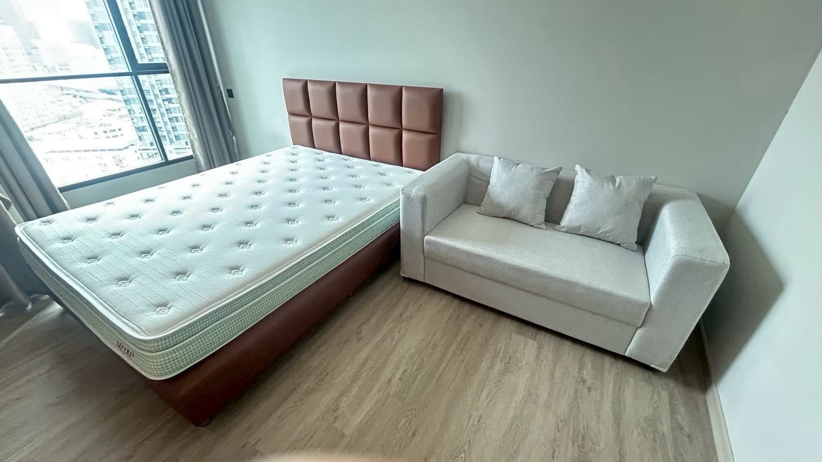 For rent, Lumpini Park Phahon 32, 17th floor.