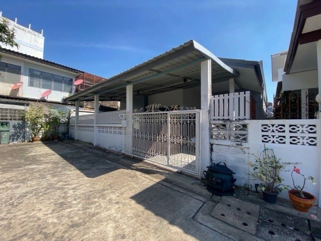 House for rent near the BTS House for rent Lat Phrao Near Jokkongprab-Chokchai4 Single house 54 sq m. 3 bedrooms, 2 bathrooms, 3 air conditioners, corner house. House for rent near the BTS House for rent Lat Phrao Near Jokkongprab-Chokchai4 Single house 54 sq m. 3 bedrooms, 2 bathrooms, 3 air conditioners, corner house.