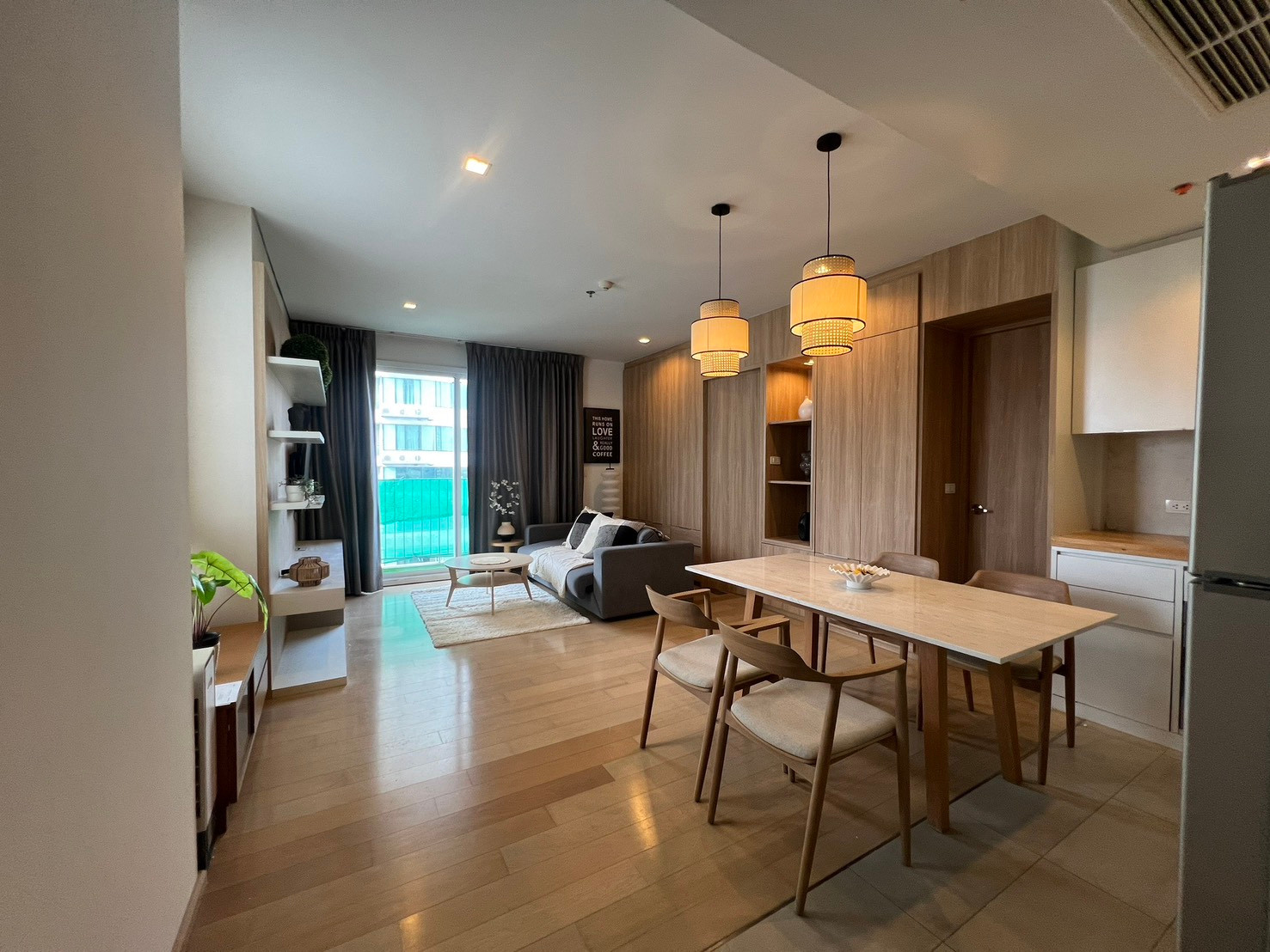 🏙️✨ ให้เช่า HQ Condo Thonglor | คอนโดหรู ใกล้ BTS ทองหล่อ ห้องสวย แต่งครบสไตล์ Modern Minimal โทนไม้อบอุ่น 🪵🤍 บรรยากาศน่าอยู่ พื้นที่กว้างขวาง พร้อมเฟอร์นิเจอร์ Built-in และเครื่องใช้ไฟฟ้าครบ หิ้วกระเป๋าเข้าอยู่ได้เลย!