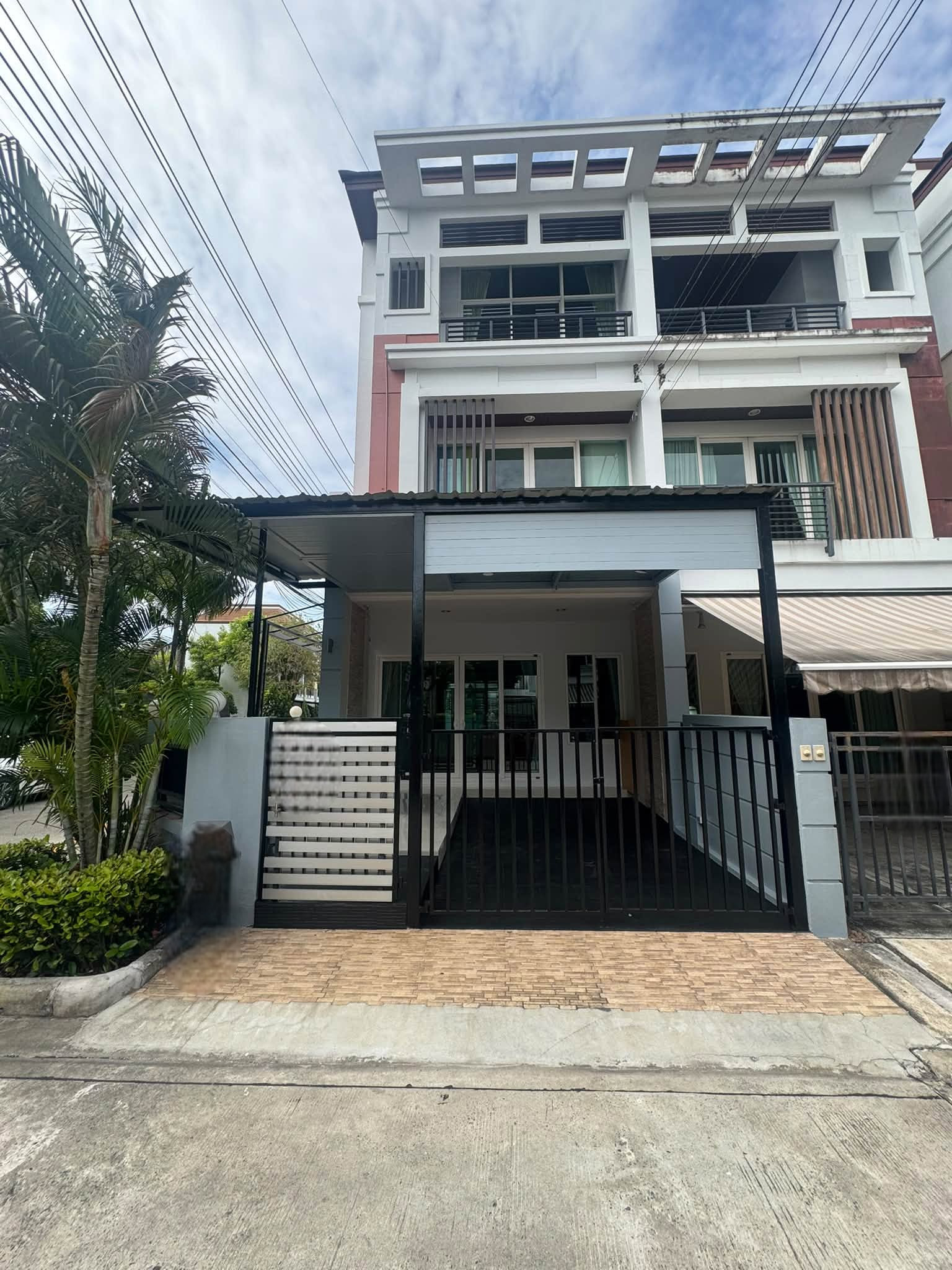 Townhouse for rent, 3 floors, corner house, Baan Klang Muang. Urbanion Rama 9-Lat Phrao | 3 bedrooms, 3 bathrooms | There is a fitness room | Near MRT Lat Phrao 71 Townhouse for rent, 3 floors, corner house, Baan Klang Muang. Urbanion Rama 9-Lat Phrao | 3 bedrooms, 3 bathrooms | There is a fitness room | Near MRT Lat Phrao 71