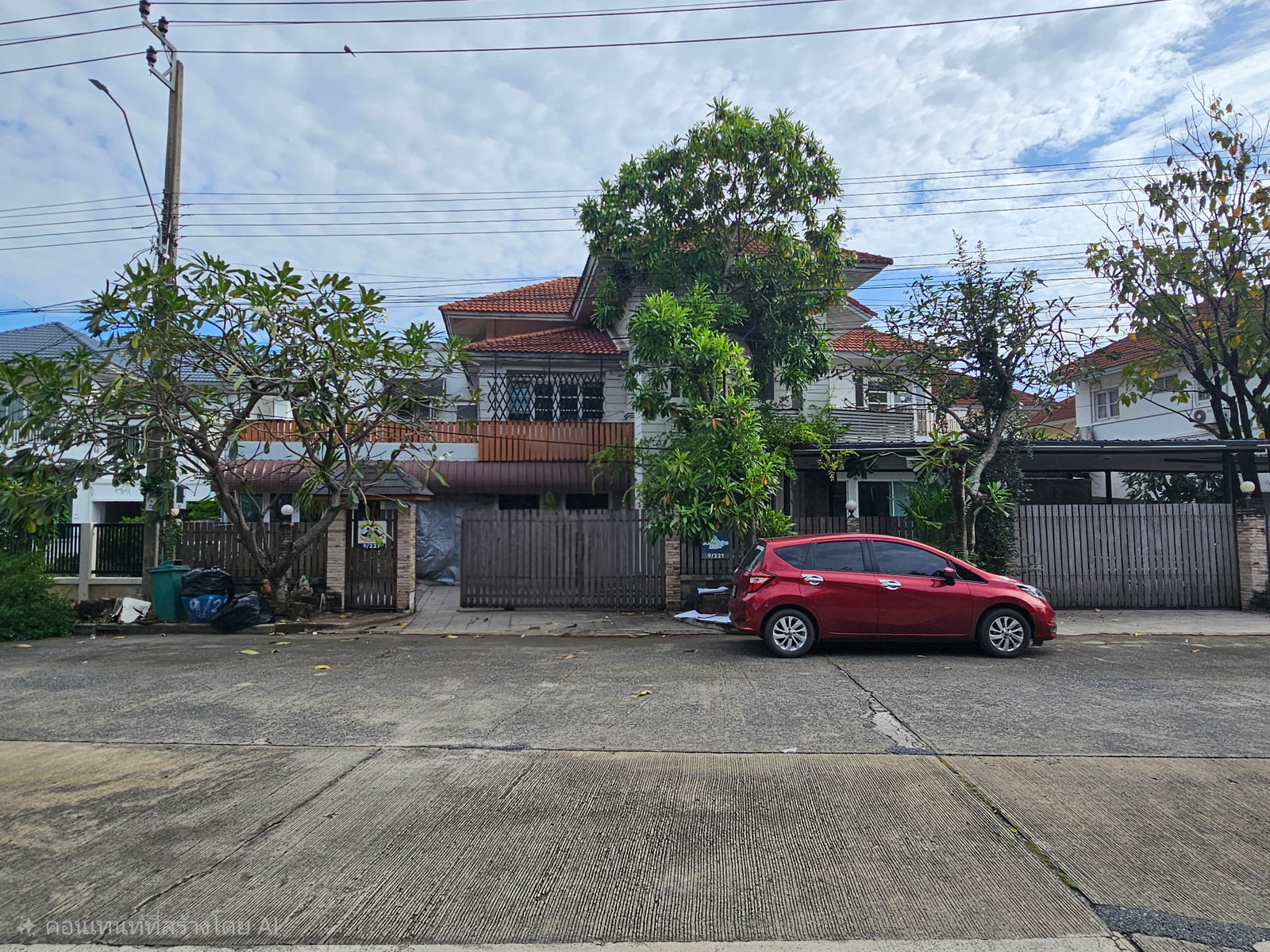 Single house for sale, Lalin In The Park Watcharapol-Phahonyothin, land 91.4 sq m, opposite the garden.